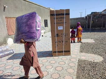 توزیع لوازم خانگی میان مددجویان کمیته امداد مناطق سیل زده استان سیستان و بلوچستان - شهرستان کنارک