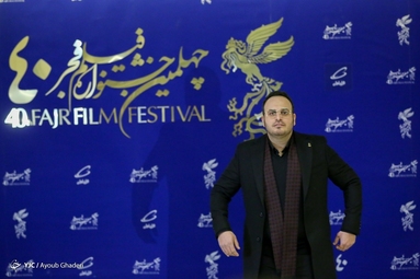 عوامل فیلم سینمایی مرد بازنده در حال گرفتن عکس یادگاری