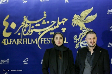 عوامل فیلم سینمایی مرد بازنده در حال گرفتن عکس یادگاری