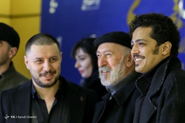 عوامل فیلم سینمایی مرد بازنده در حال گرفتن عکس یادگاری