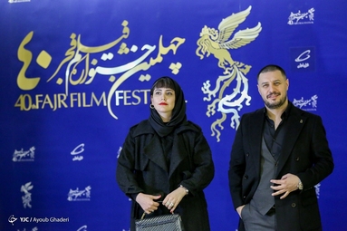 عوامل فیلم سینمایی مرد بازنده در حال گرفتن عکس یادگاری