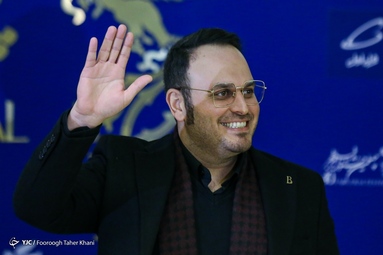 عوامل فیلم سینمایی مرد بازنده در حال گرفتن عکس یادگاری
