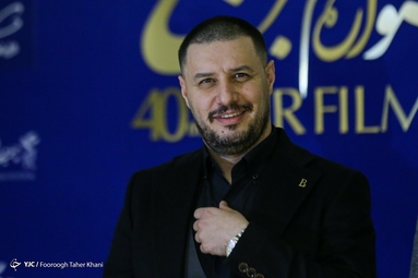 عوامل فیلم سینمایی مرد بازنده در حال گرفتن عکس یادگاری