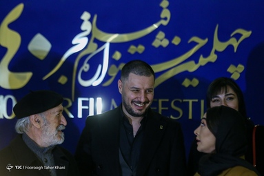 عوامل فیلم سینمایی مرد بازنده در حال گرفتن عکس یادگاری