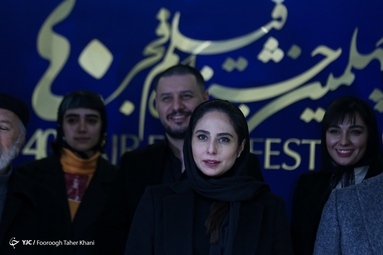 عوامل فیلم سینمایی مرد بازنده در حال گرفتن عکس یادگاری