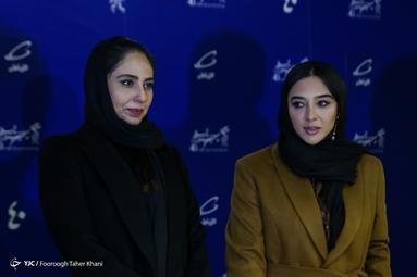 عوامل فیلم سینمایی مرد بازنده در حال گرفتن عکس یادگاری