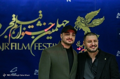 عوامل فیلم سینمایی مرد بازنده در حال گرفتن عکس یادگاری