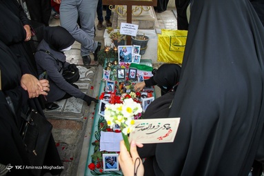 مراسم عطرافشانی و گلباران مزار مطهر شهدا - بهشت زهرا تهران