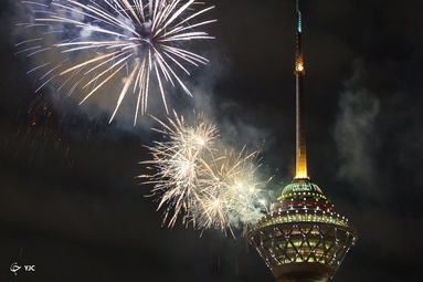 نورافشانی برج میلاد تهران در شب سالگرد پیروزی انقلاب