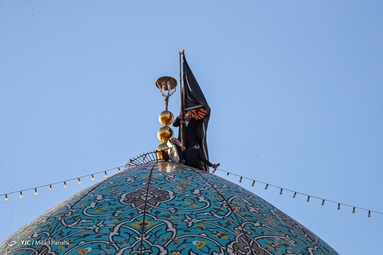 برافراشتن پرچم عزا بر فراز گنبد شاهچراغ (ع)