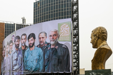 رونمایی از دیوارنگاره میدان حضرت ولی‌عصر (عج) با شعار «لشکر دشمن شکن»