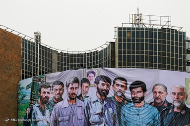 رونمایی از دیوارنگاره میدان حضرت ولی‌عصر (عج) با شعار «لشکر دشمن شکن»