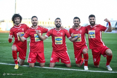دیدار تیم‌های فوتبال پرسپولیس و گل گهر سیرجان