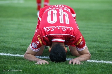 دیدار تیم‌های فوتبال پرسپولیس و گل گهر سیرجان