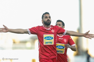 دیدار تیم‌های فوتبال پرسپولیس و گل گهر سیرجان