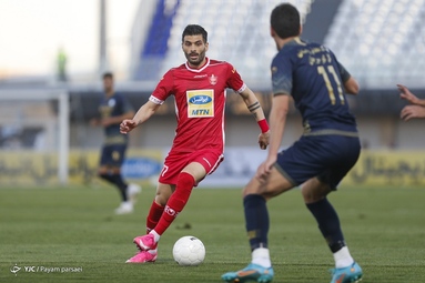 دیدار تیم‌های فوتبال پرسپولیس و گل گهر سیرجان
