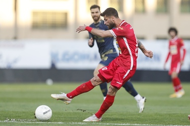 دیدار تیم‌های فوتبال پرسپولیس و گل گهر سیرجان