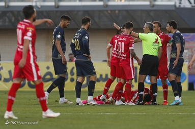 دیدار تیم‌های فوتبال پرسپولیس و گل گهر سیرجان