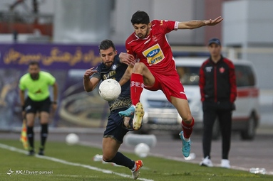 دیدار تیم‌های فوتبال پرسپولیس و گل گهر سیرجان