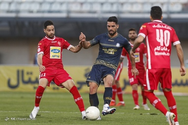 دیدار تیم‌های فوتبال پرسپولیس و گل گهر سیرجان