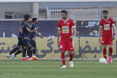 دیدار تیم‌های فوتبال پرسپولیس و گل گهر سیرجان