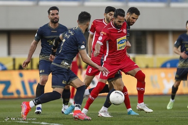 دیدار تیم‌های فوتبال پرسپولیس و گل گهر سیرجان