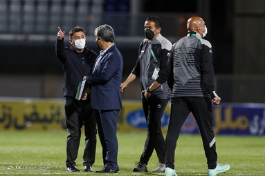 دیدار تیم‌های فوتبال پرسپولیس و گل گهر سیرجان