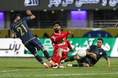 دیدار تیم‌های فوتبال پرسپولیس و گل گهر سیرجان