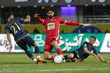 دیدار تیم‌های فوتبال پرسپولیس و گل گهر سیرجان