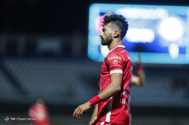 دیدار تیم‌های فوتبال پرسپولیس و گل گهر سیرجان