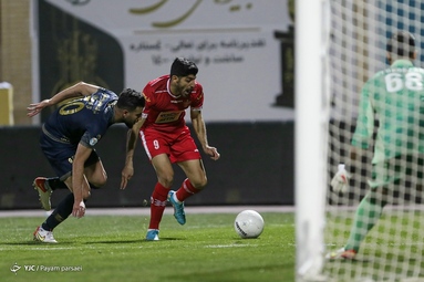 دیدار تیم‌های فوتبال پرسپولیس و گل گهر سیرجان