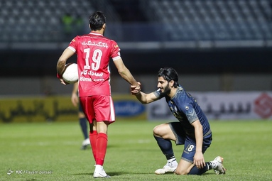 دیدار تیم‌های فوتبال پرسپولیس و گل گهر سیرجان