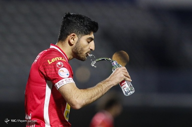 دیدار تیم‌های فوتبال پرسپولیس و گل گهر سیرجان