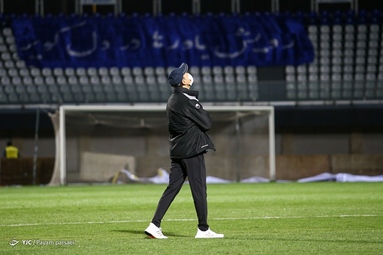 دیدار تیم‌های فوتبال پرسپولیس و گل گهر سیرجان