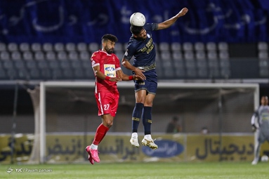 دیدار تیم‌های فوتبال پرسپولیس و گل گهر سیرجان