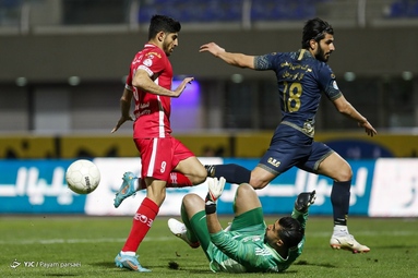دیدار تیم‌های فوتبال پرسپولیس و گل گهر سیرجان