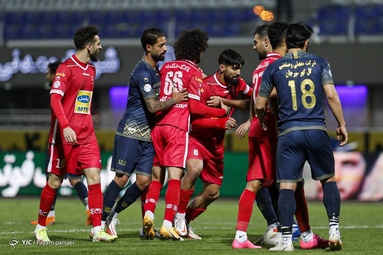 دیدار تیم‌های فوتبال پرسپولیس و گل گهر سیرجان