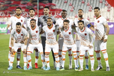تیم‌های فوتبال پرسپولیس و مس رفسنجان به مصاف یکدیگر رفتند