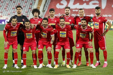 تیم‌های فوتبال پرسپولیس و مس رفسنجان به مصاف یکدیگر رفتند
