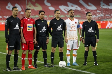 تیم‌های فوتبال پرسپولیس و مس رفسنجان به مصاف یکدیگر رفتند