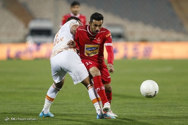 تیم‌های فوتبال پرسپولیس و مس رفسنجان به مصاف یکدیگر رفتند