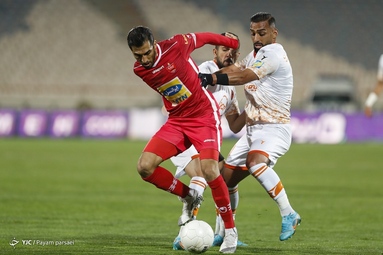 تیم‌های فوتبال پرسپولیس و مس رفسنجان به مصاف یکدیگر رفتند