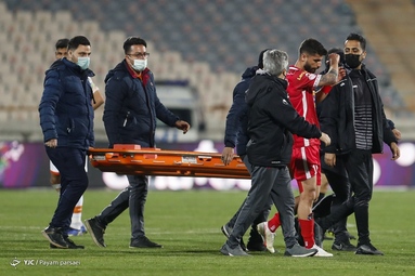 تیم‌های فوتبال پرسپولیس و مس رفسنجان به مصاف یکدیگر رفتند