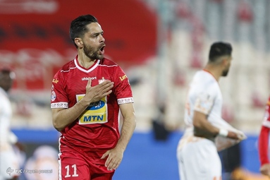 تیم‌های فوتبال پرسپولیس و مس رفسنجان به مصاف یکدیگر رفتند