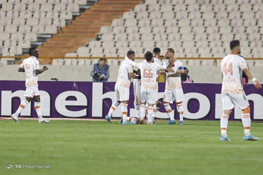تیم‌های فوتبال پرسپولیس و مس رفسنجان به مصاف یکدیگر رفتند