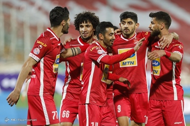 تیم‌های فوتبال پرسپولیس و مس رفسنجان به مصاف یکدیگر رفتند