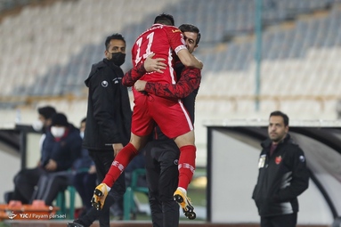 تیم‌های فوتبال پرسپولیس و مس رفسنجان به مصاف یکدیگر رفتند
