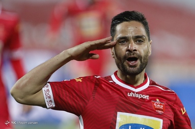 تیم‌های فوتبال پرسپولیس و مس رفسنجان به مصاف یکدیگر رفتند
