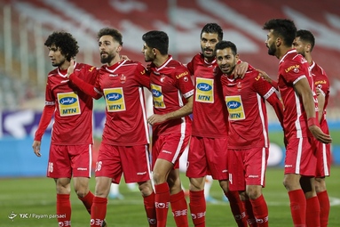 تیم‌های فوتبال پرسپولیس و مس رفسنجان به مصاف یکدیگر رفتند
