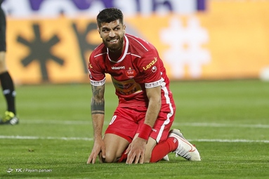 تیم‌های فوتبال پرسپولیس و مس رفسنجان به مصاف یکدیگر رفتند